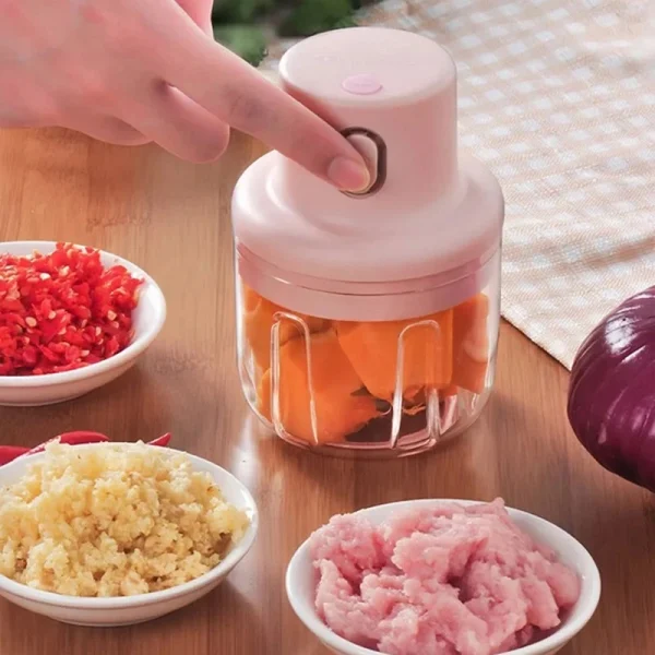 مینی خردکن شارژی 3 تیغه 0.25 لیتری کد KB010، جنس بدنه شیشه و تیغه استیل ضدزنگ، به همراه کابل شارژ USB، دارای قابلیت شارژ و ضد آب
