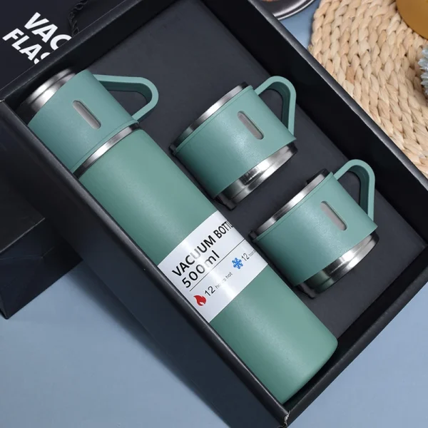 فلاسک 0.5 لیتری مدل vacuum به همراه لیوان سفری بسته 3 عددی، جنس استیل 304، دارای درب پیچی با سری فشاری، عایق حرارت استیل